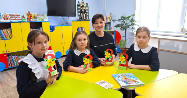 В БИБЛИОТЕКЕ ПРОШЕЛ МАСТЕР-КЛАСС «В ПОДАРОК МИЛОЙ МАМЕ» В БИБЛИОТЕКЕ ПРОШЕЛ МАСТЕР-КЛАСС «В ПОДАРОК МИЛОЙ МАМЕ»